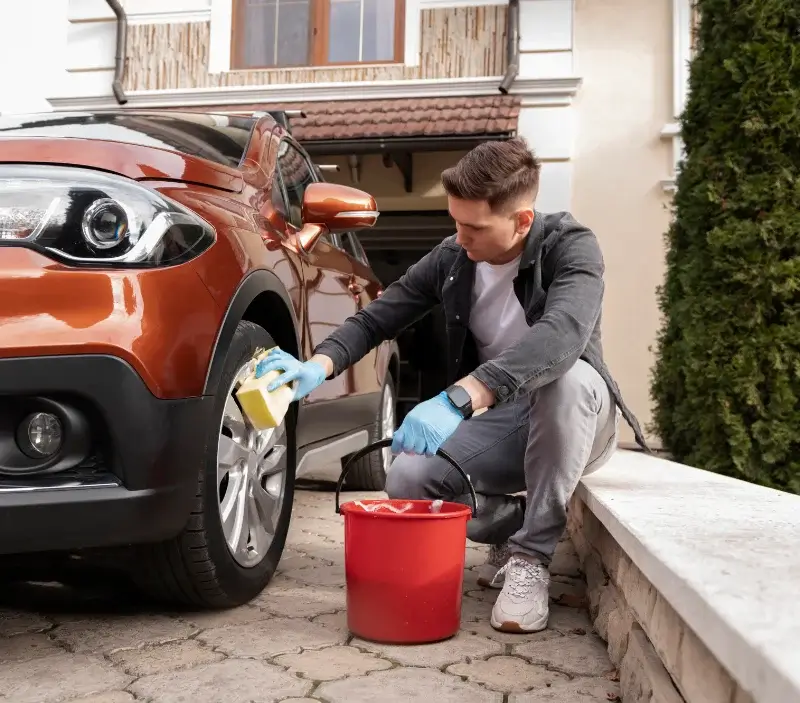 Lavage auto à domicile Louveciennes : professionnel intervenant sur un véhicule
